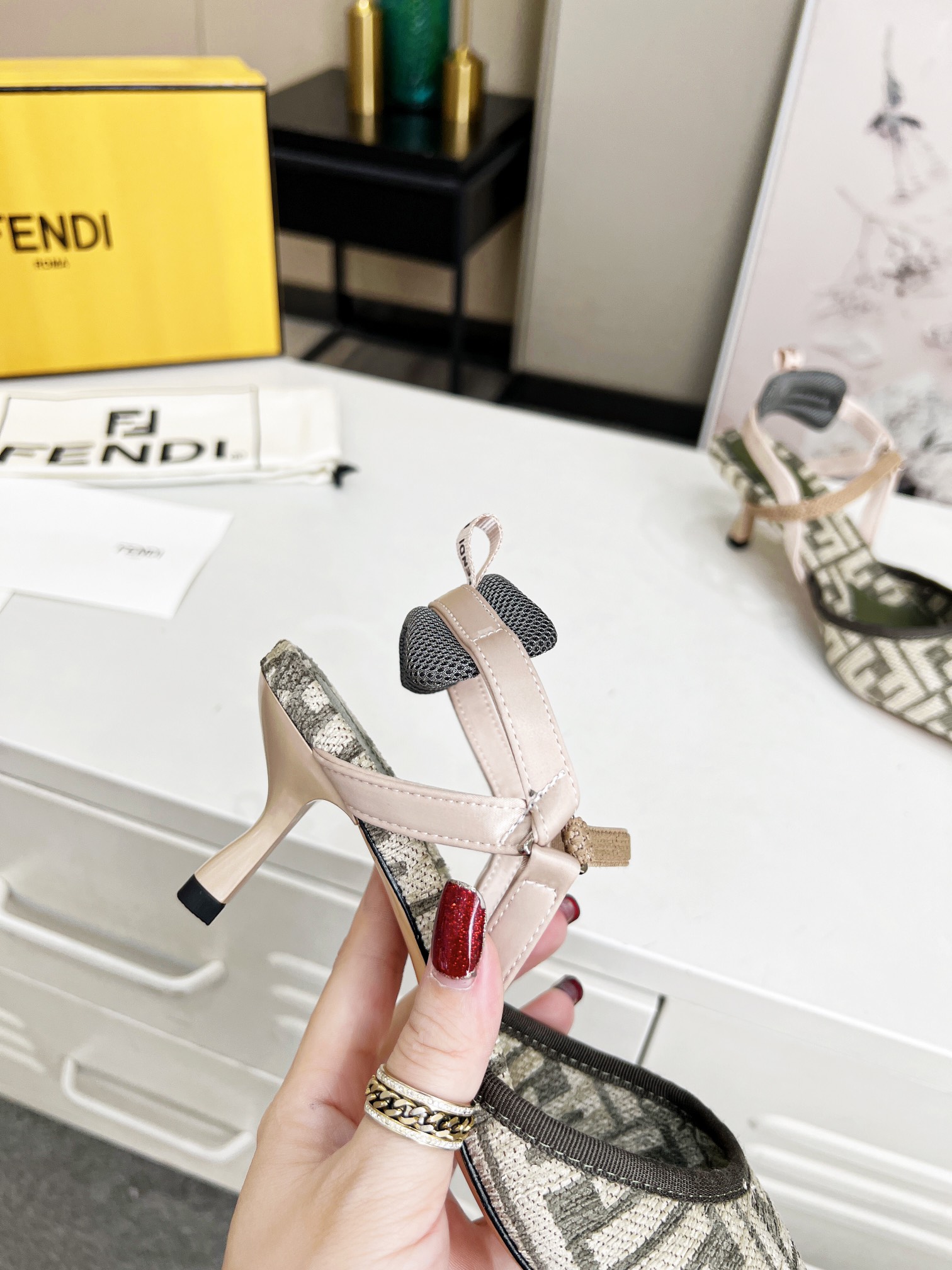 Fendi Women Colibri Pumps-0044 35-42