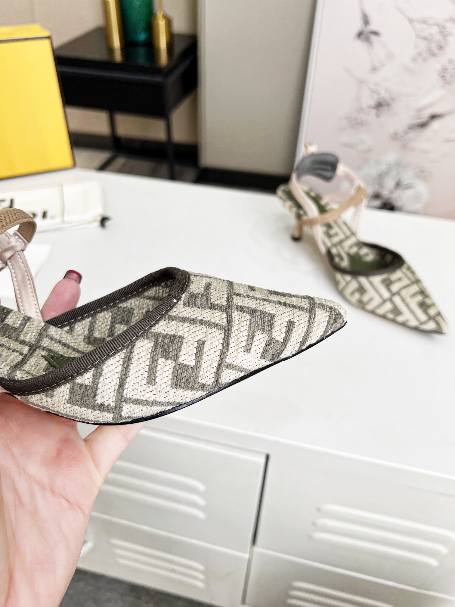 Fendi Women Colibri Pumps-0044 35-42