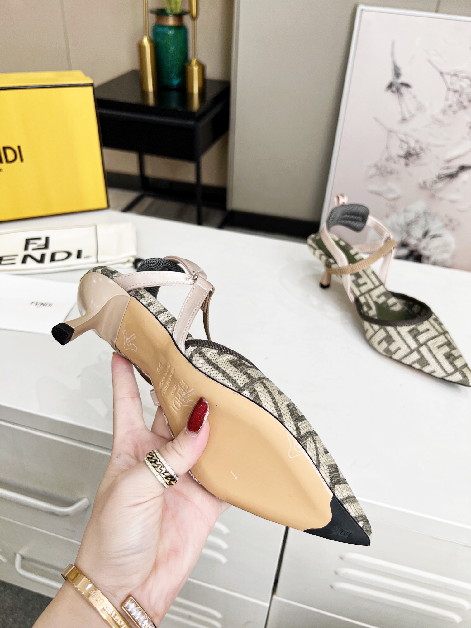 Fendi Women Colibri Pumps-0044 35-42