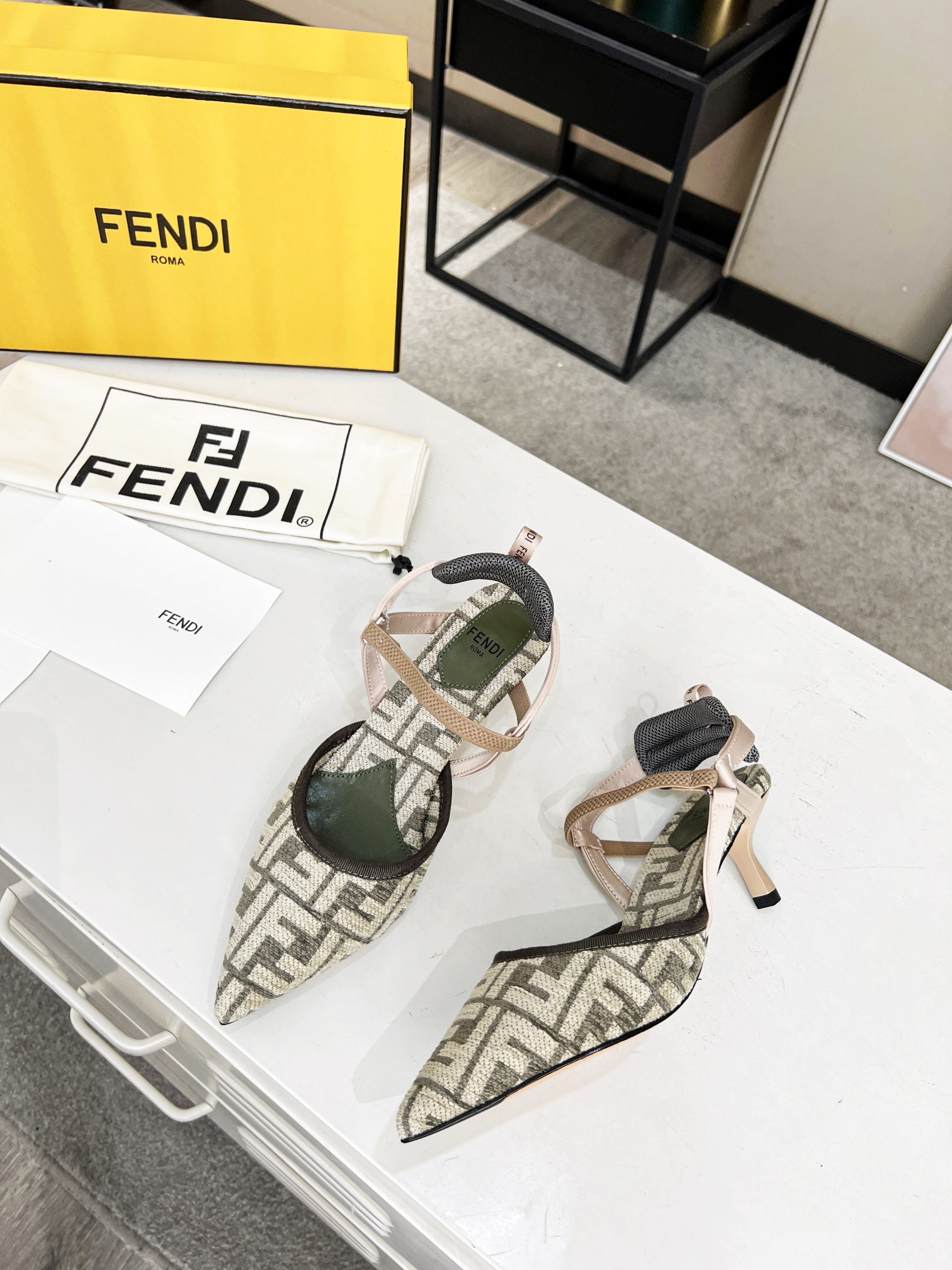 Fendi Women Colibri Pumps-0044 35-42
