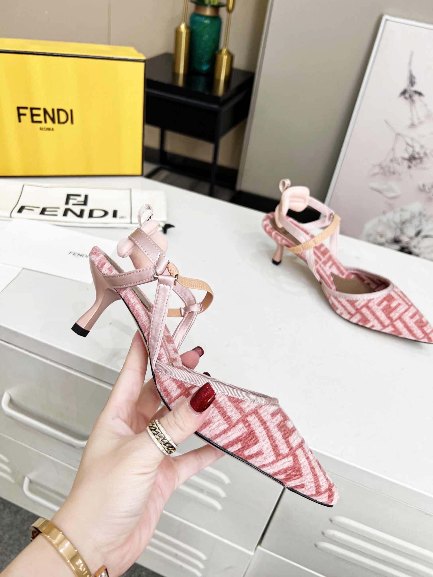 Fendi Women Colibri Pumps-0045 35-42