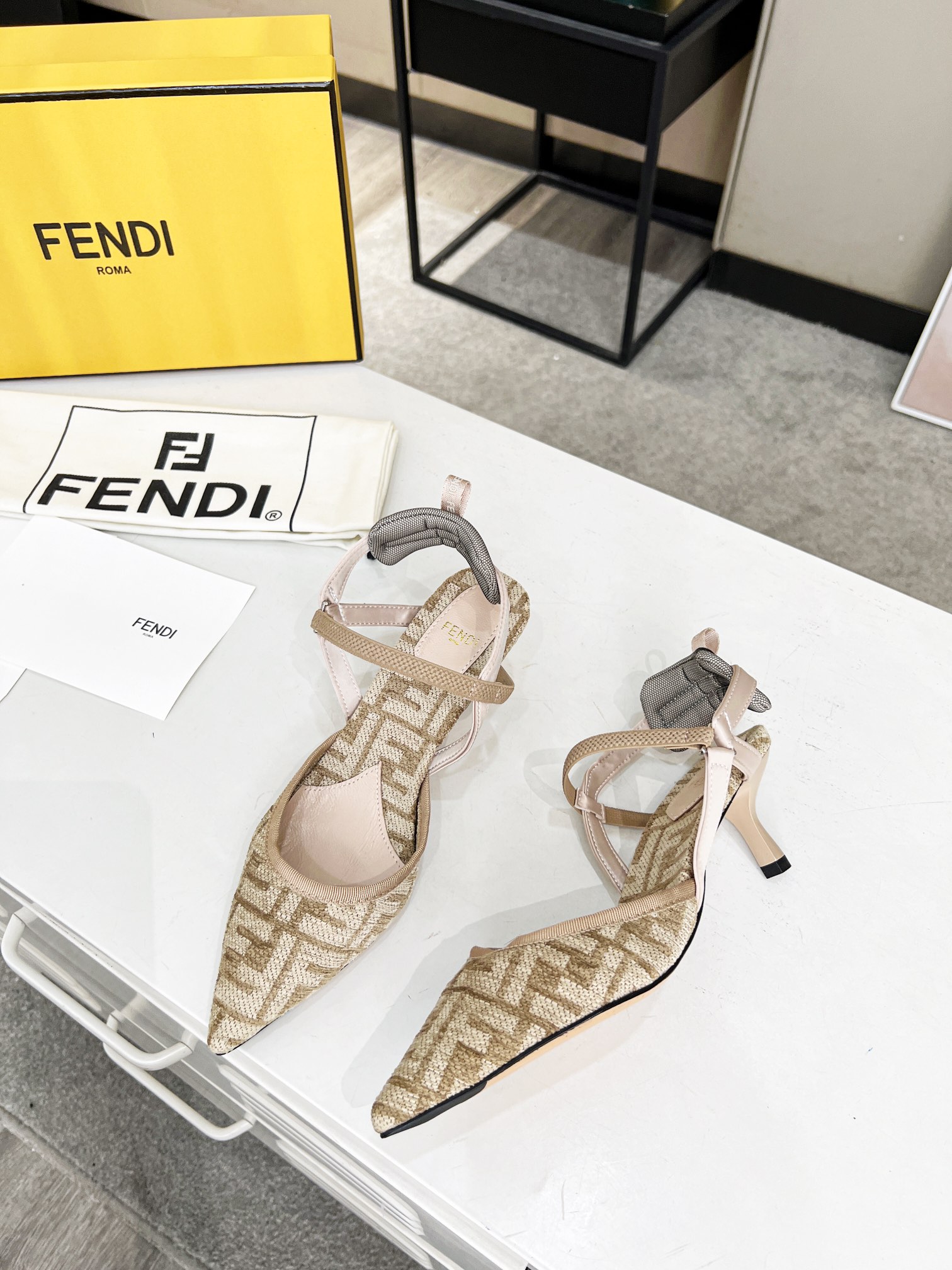 Fendi Women Colibri Pumps-0046 35-42