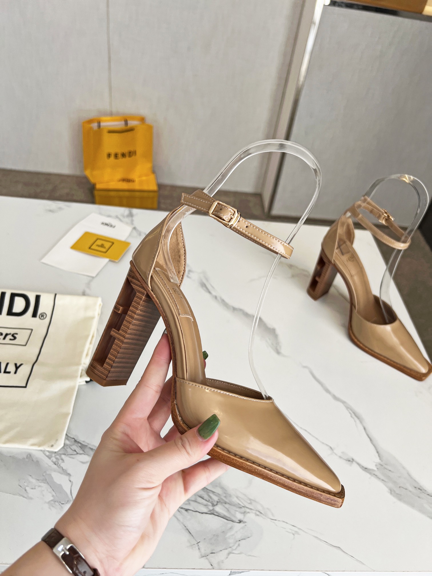 Fendi Women Colibri Pumps-0051 35-42