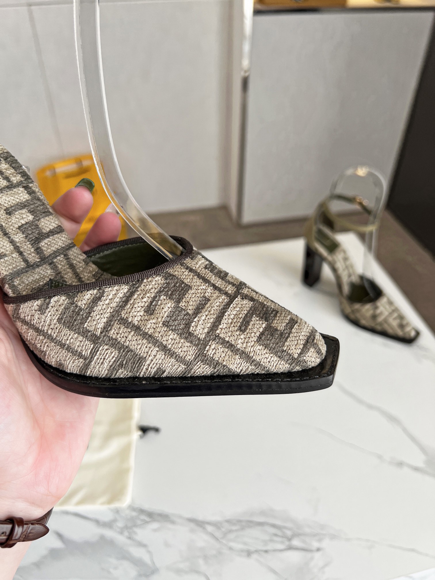 Fendi Women Colibri Pumps-0055 35-42