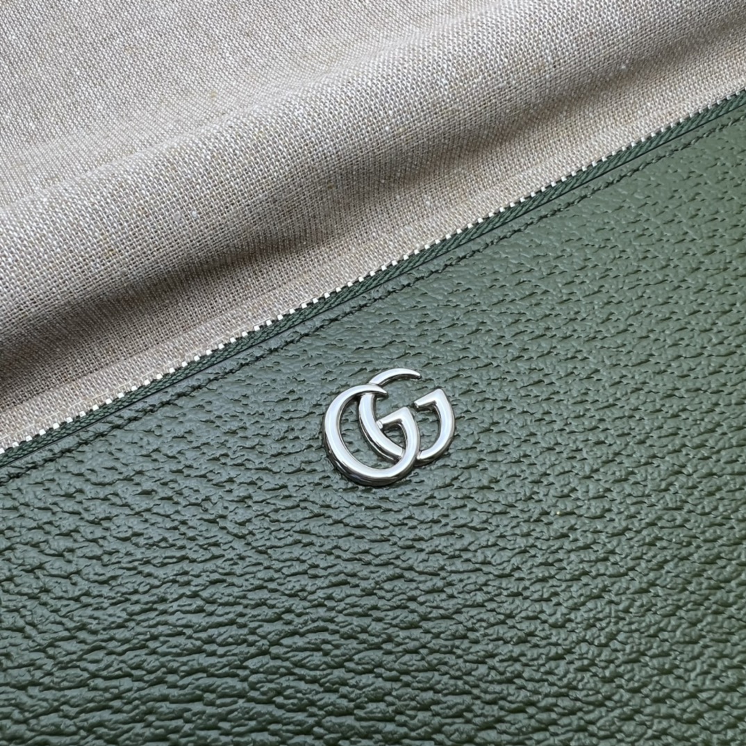 Gucci 475317 GG Marmont Leather Pouch Green Metal-free Tanned Leather With Silver Logo