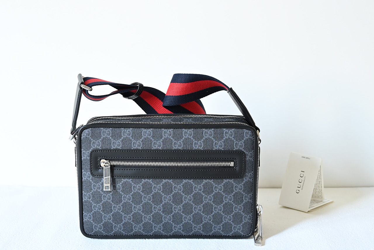 Gucci 822072 Medium GG crossbody bag