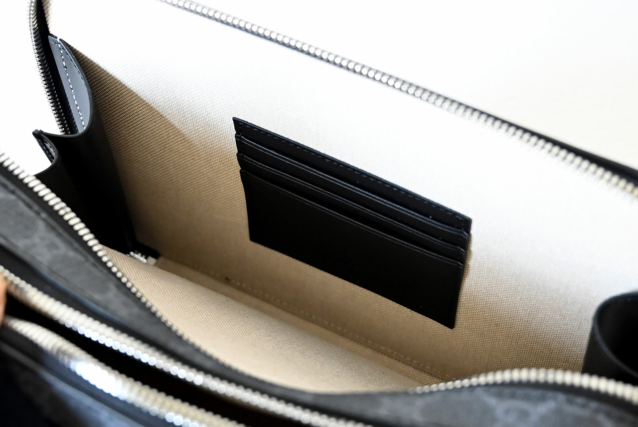 Gucci 822072 Medium GG crossbody bag
