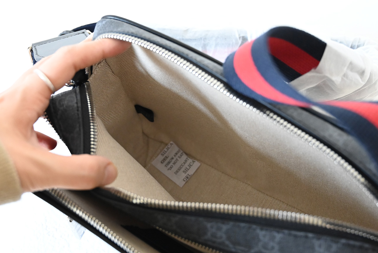 Gucci 822072 Medium GG crossbody bag