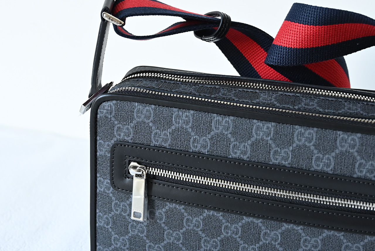 Gucci 822072 Medium GG crossbody bag