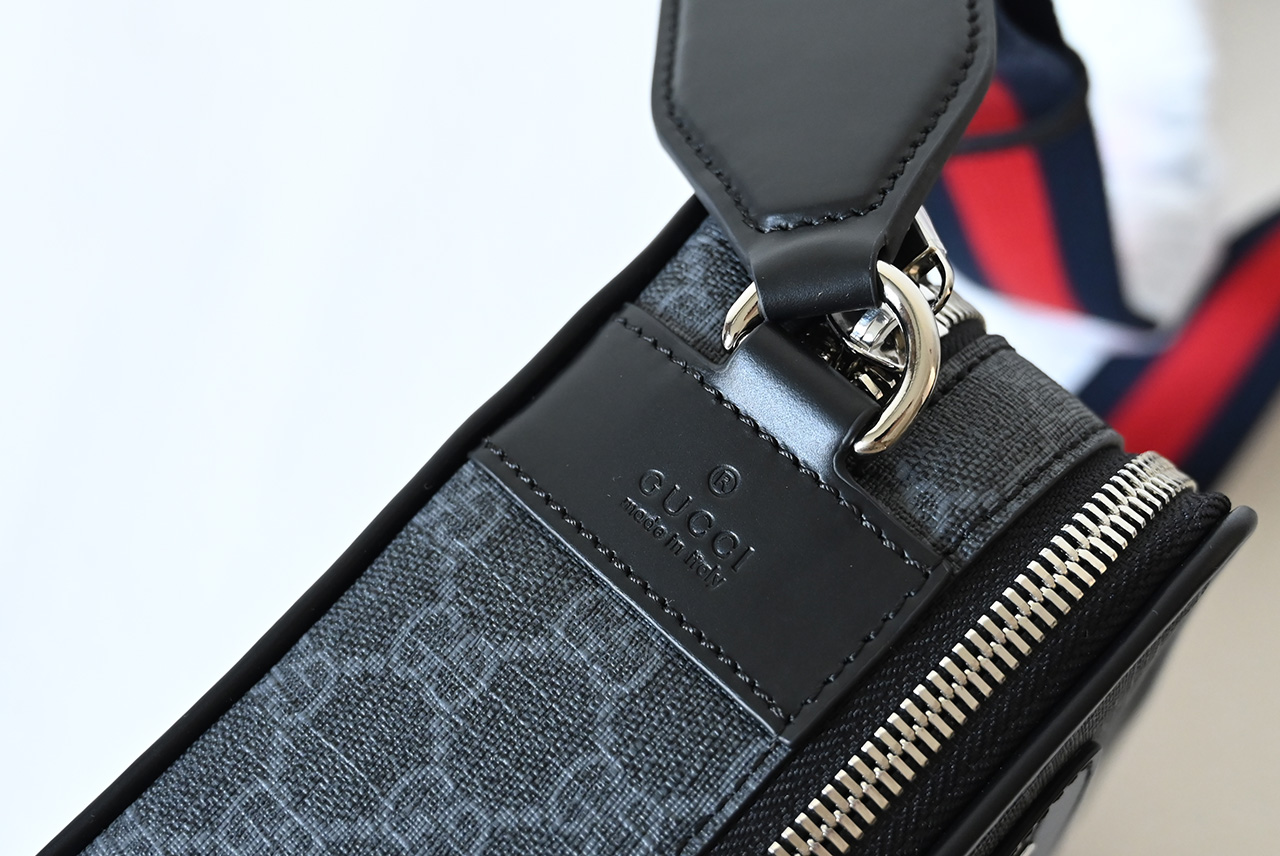 Gucci 822072 Medium GG crossbody bag