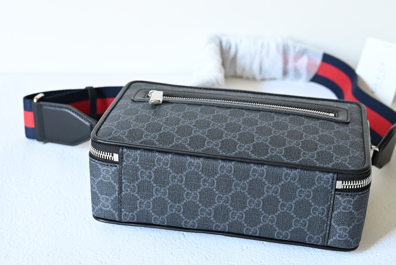 Gucci 822072 Medium GG crossbody bag