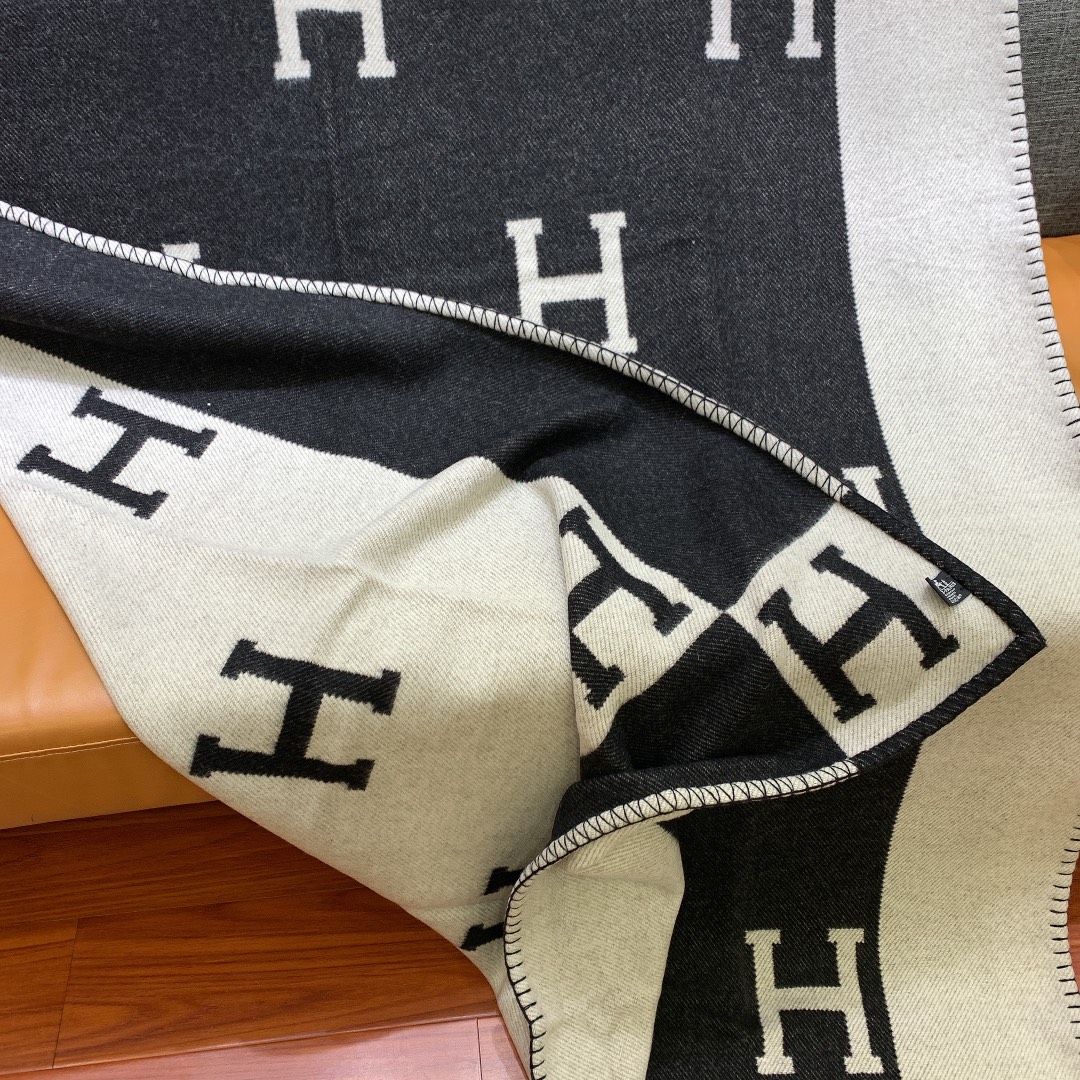 Hermes Avalon Throw Blakets Black 005