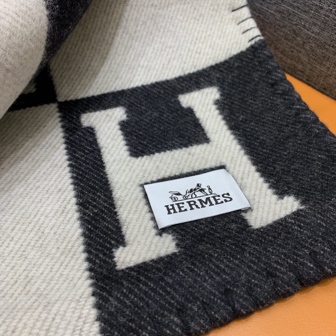 Hermes Avalon Throw Blakets Black 005