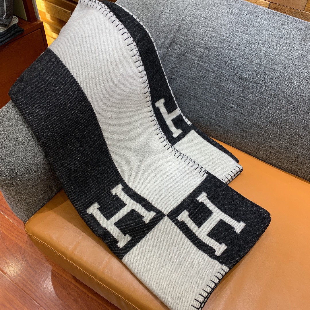 Hermes Avalon Throw Blakets Black 005