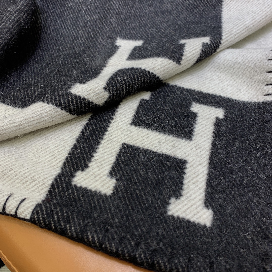 Hermes Avalon Throw Blakets Black 005