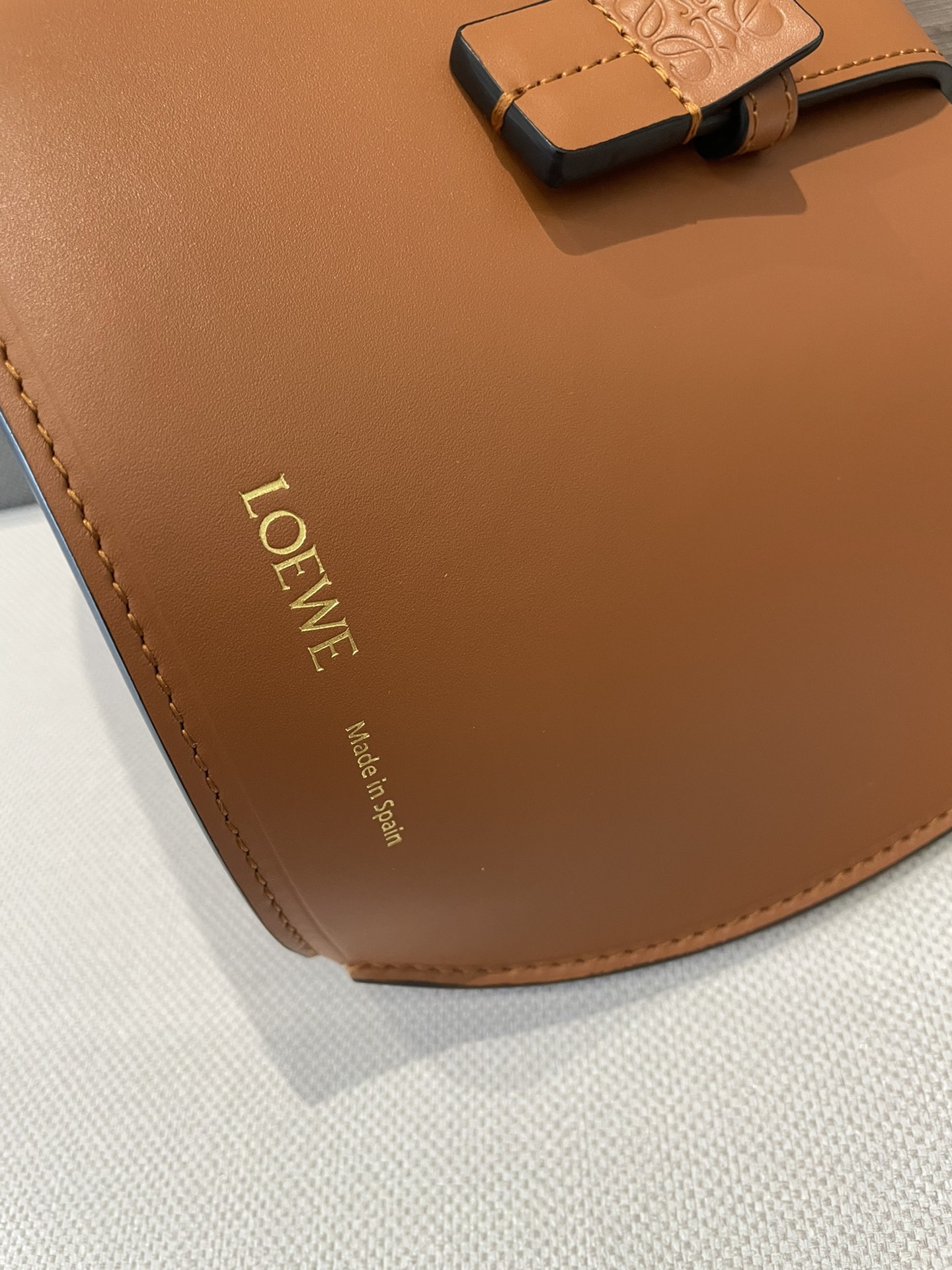 Loewe Moulded Bucket bag in Calfskin Tan