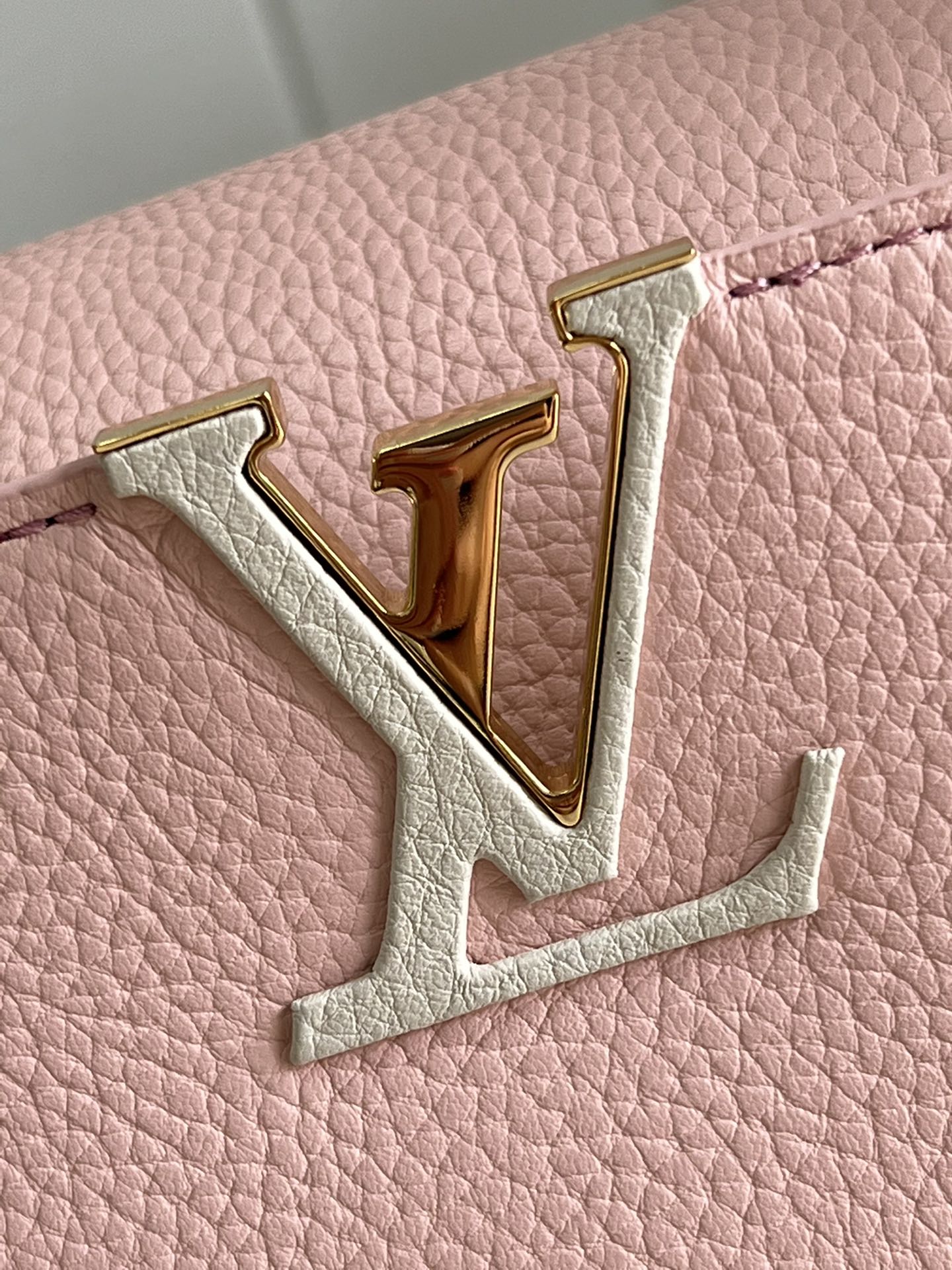 Louis Vuitton Capucines MM Handbag  Taurillon Leather Pink M59597