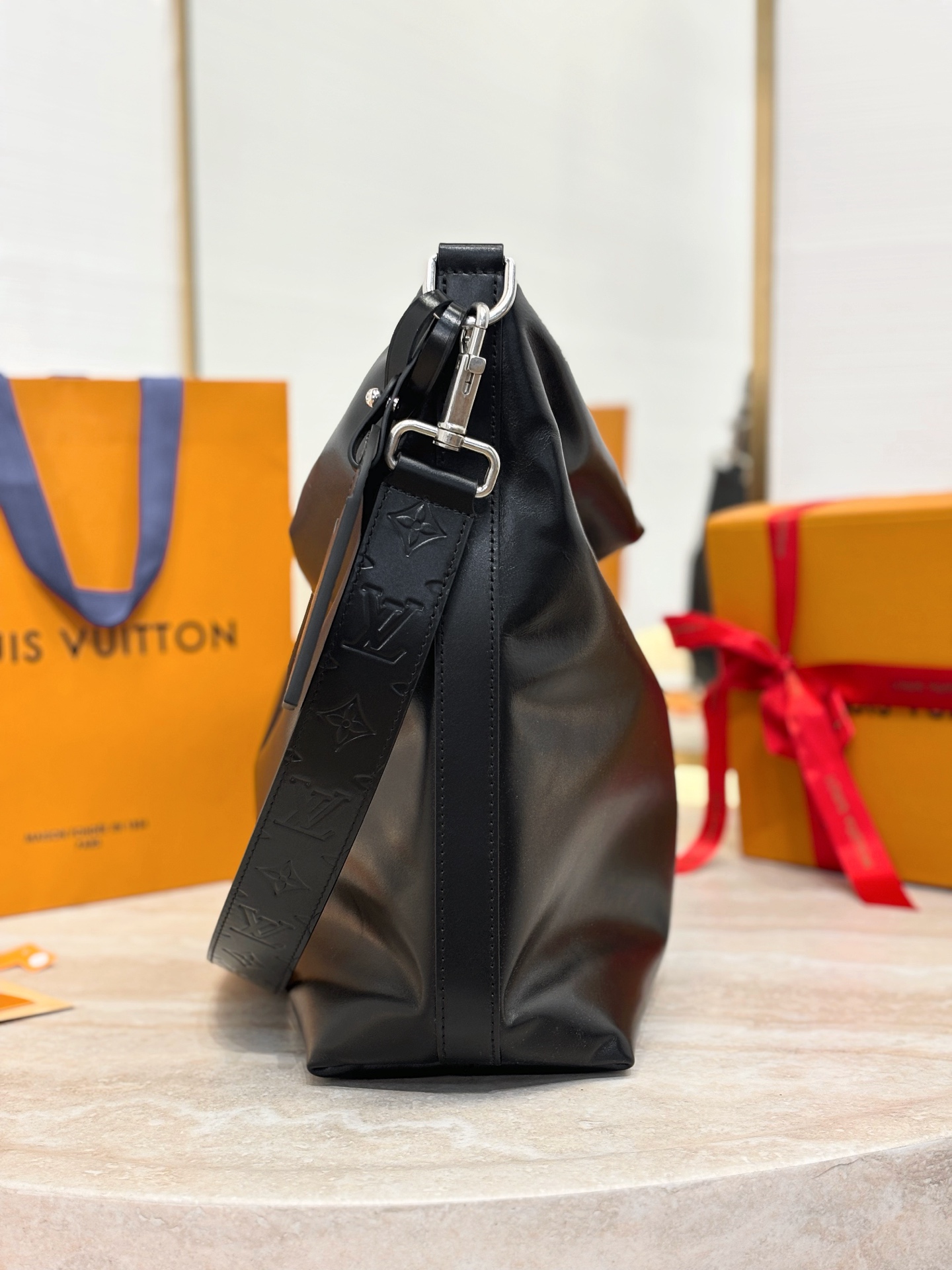 Louis Vuitton M13986 Vagabond Hobo Black Calf leather