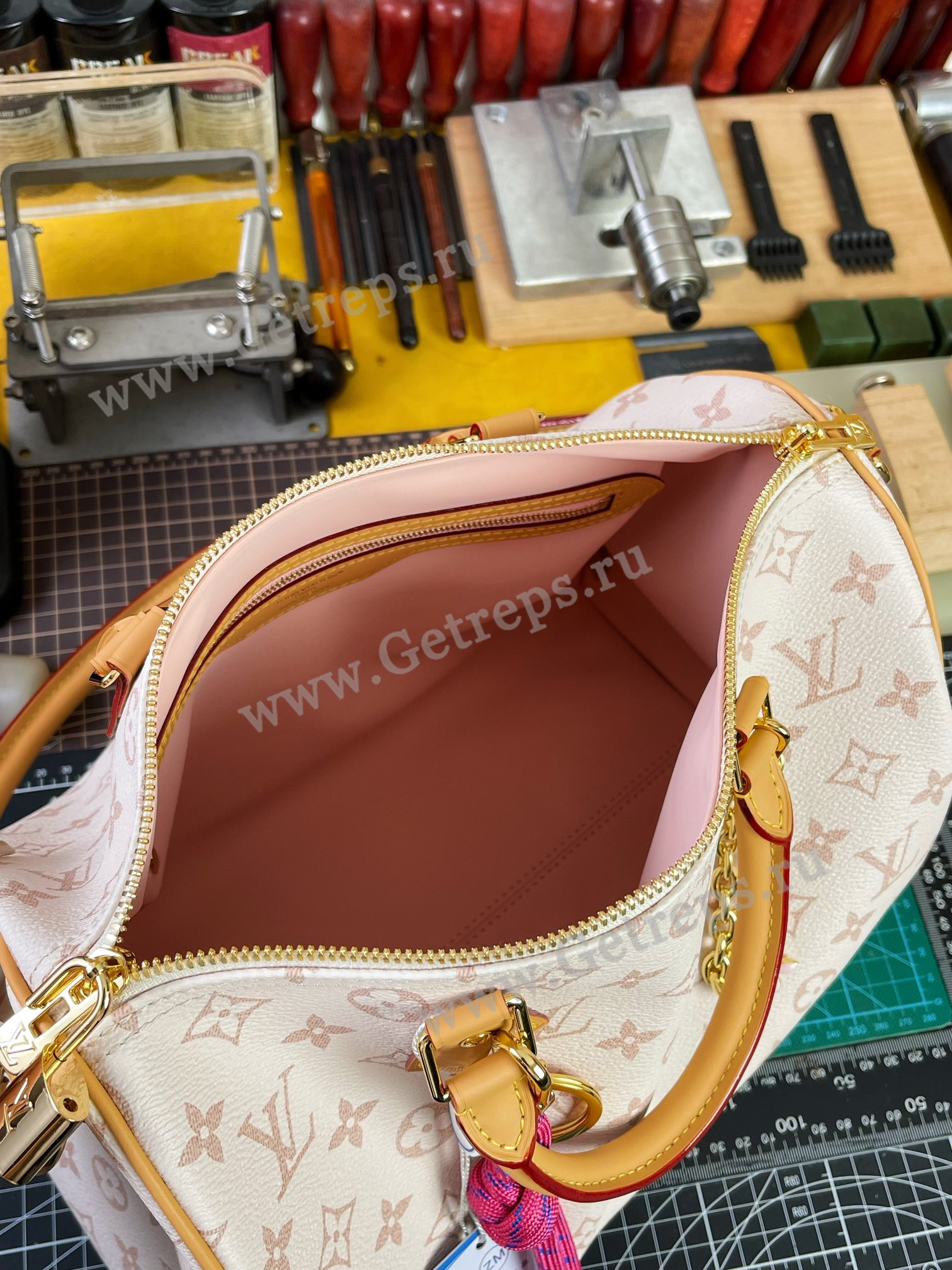 Louis Vuitton M15108 Speedy Soft 30 Lucky