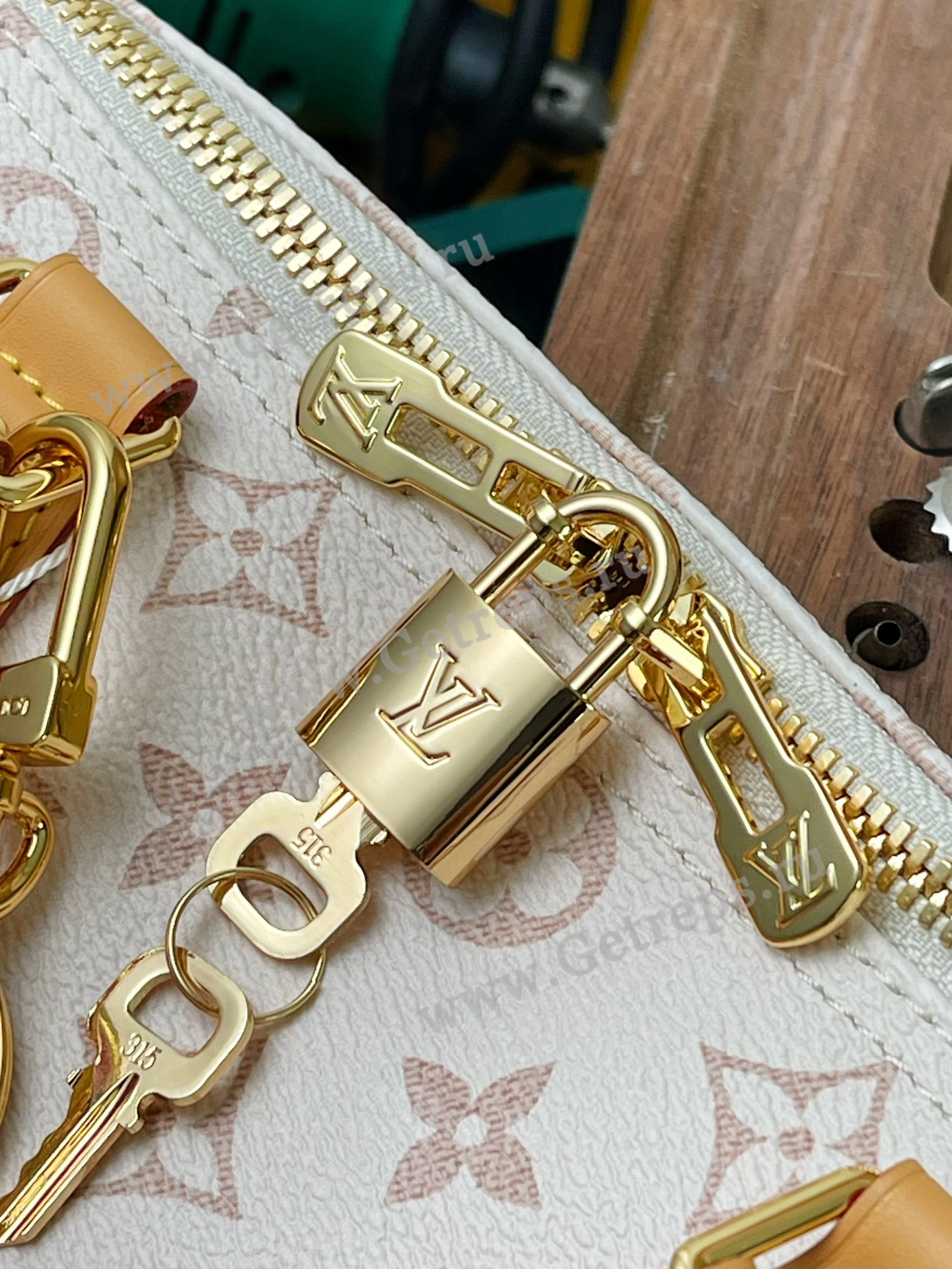 Louis Vuitton M15108 Speedy Soft 30 Lucky