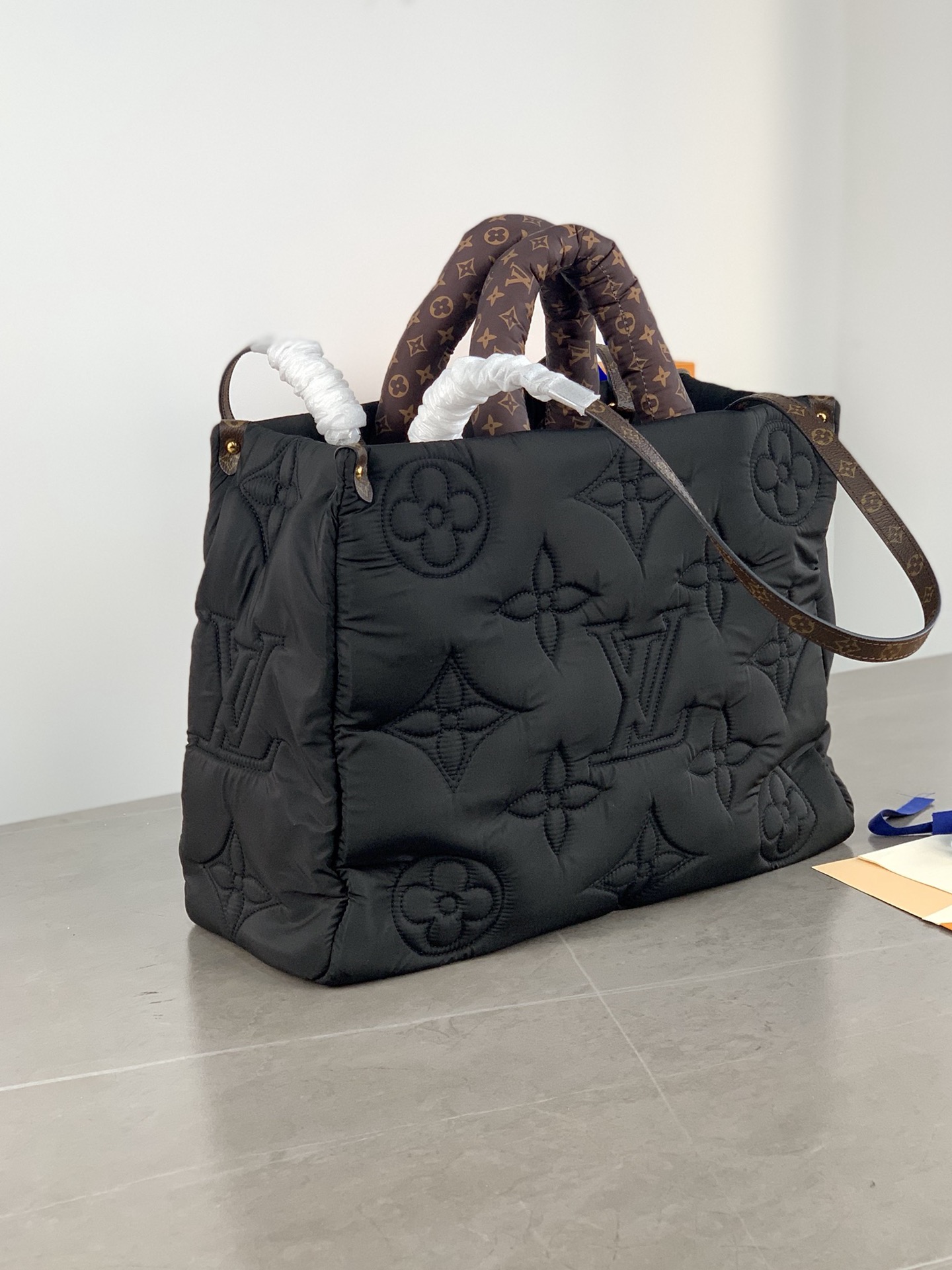 Louis Vuitton M21069 ONTHEGO MM Recycled Nylon Black