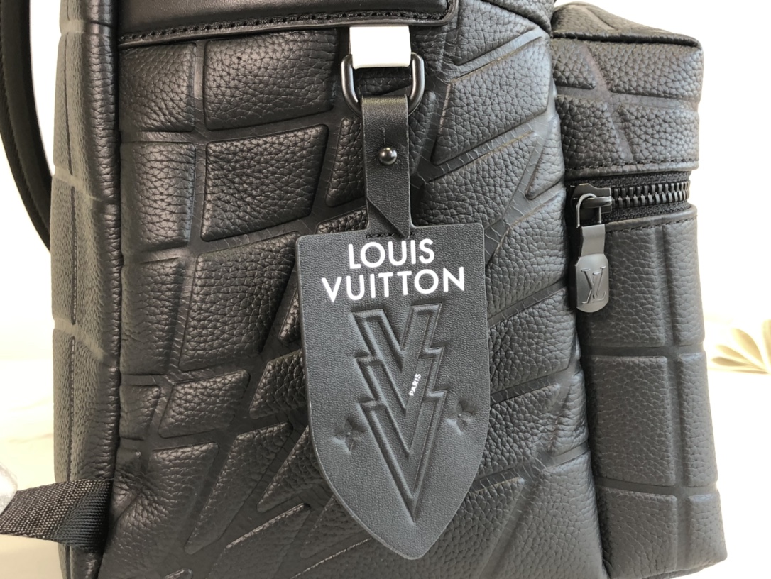 Louis Vuitton M21391 Discovery Backpack Taurillon Calf Leather