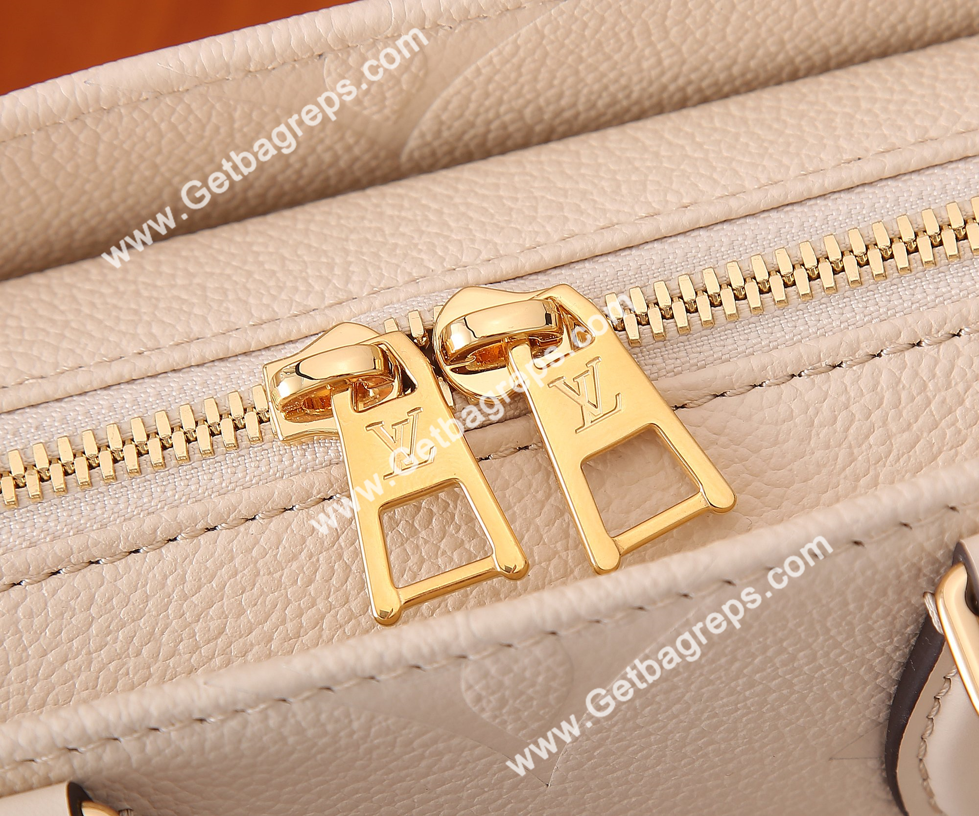 Louis Vuitton M23698 OnTheGo East West Embossed Grained Cowhide Leather White