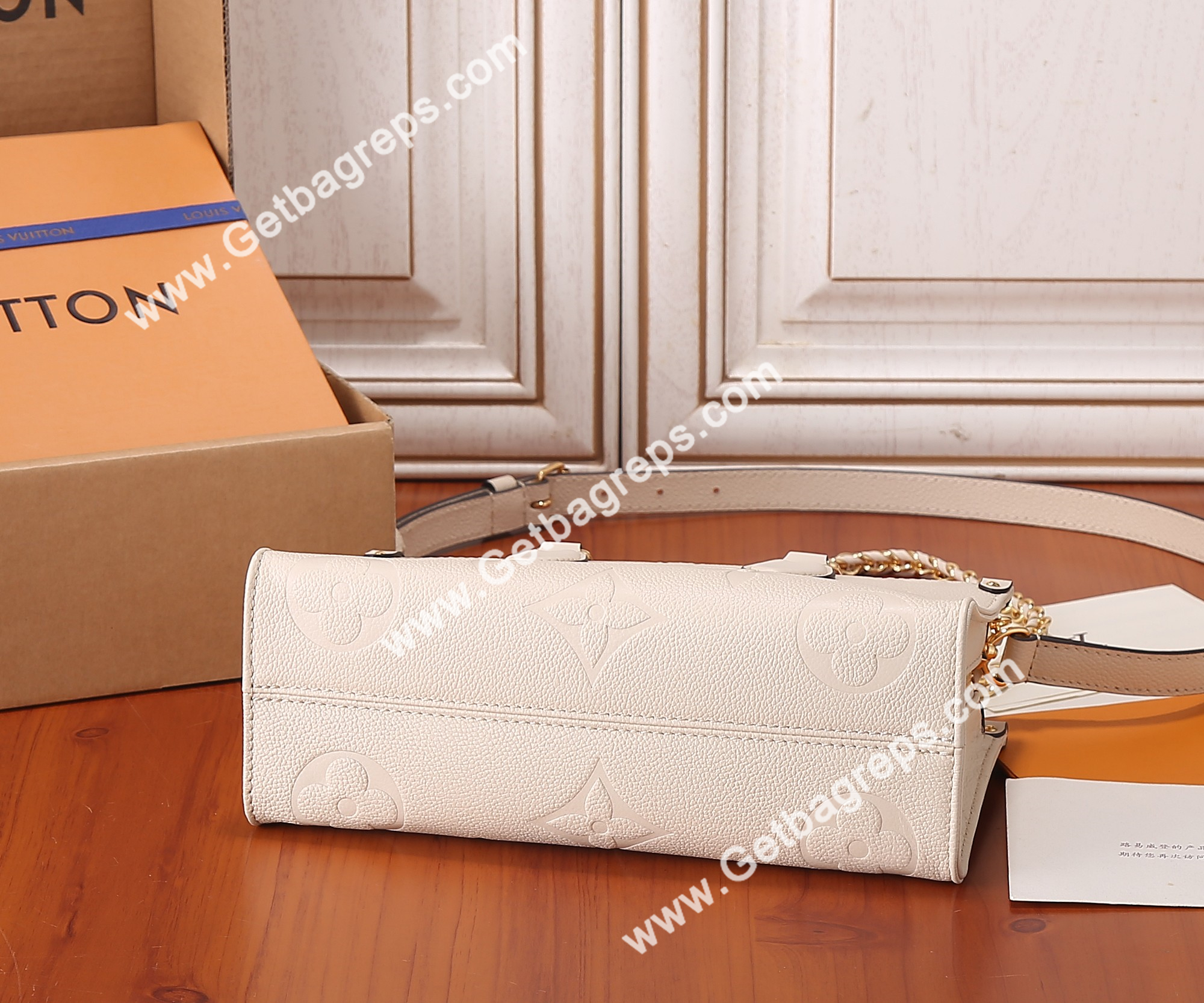 Louis Vuitton M23698 OnTheGo East West Embossed Grained Cowhide Leather White