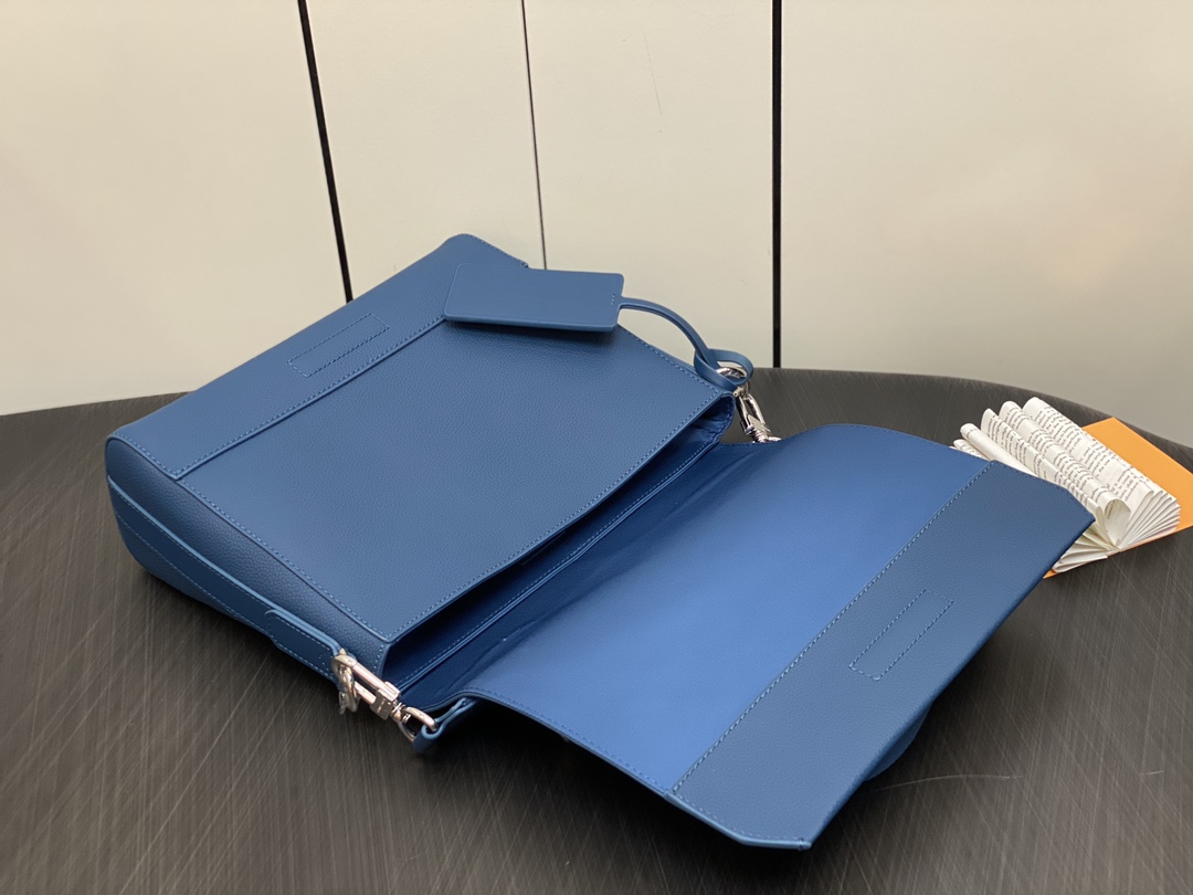 Louis Vuitton M23709 Men Takeoff Messenger Cowhide leather Blue