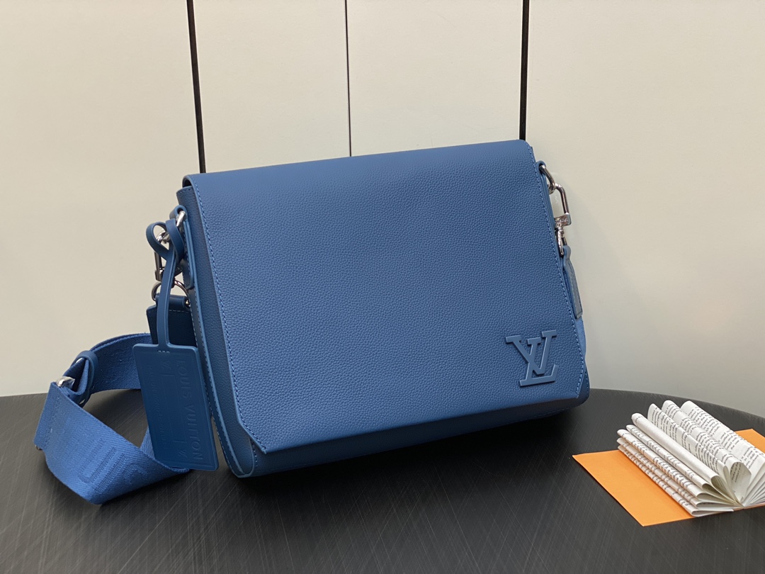 Louis Vuitton M23709 Men Takeoff Messenger Cowhide leather Blue