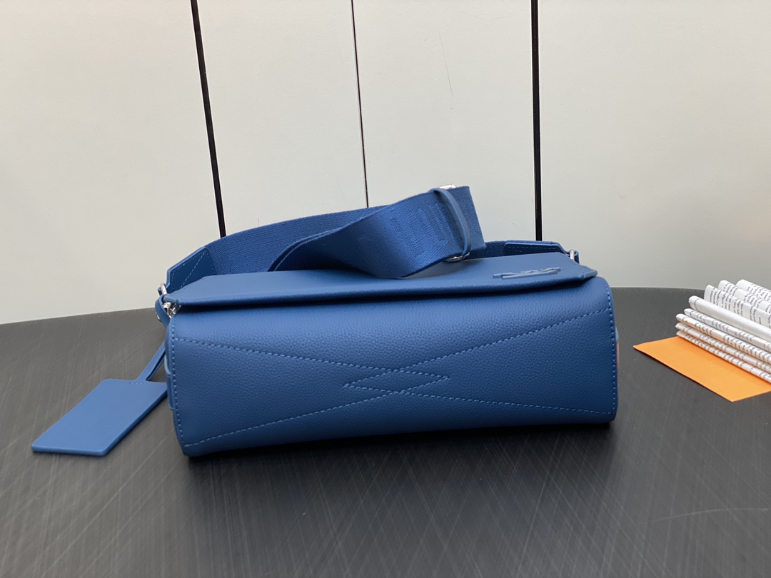 Louis Vuitton M23709 Men Takeoff Messenger Cowhide leather Blue