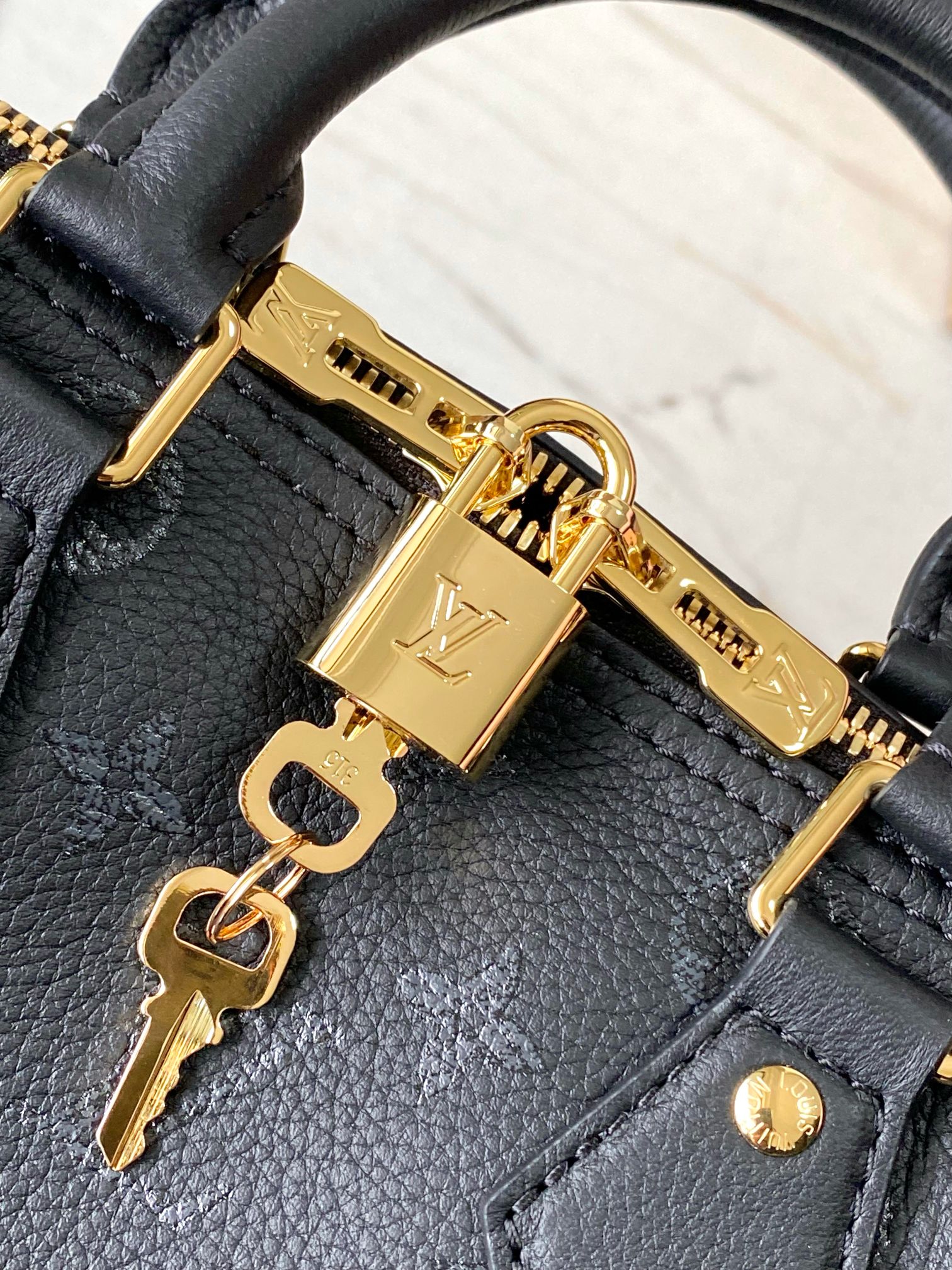 Louis Vuitton M26486 Speedy Bandouliere 25 Black