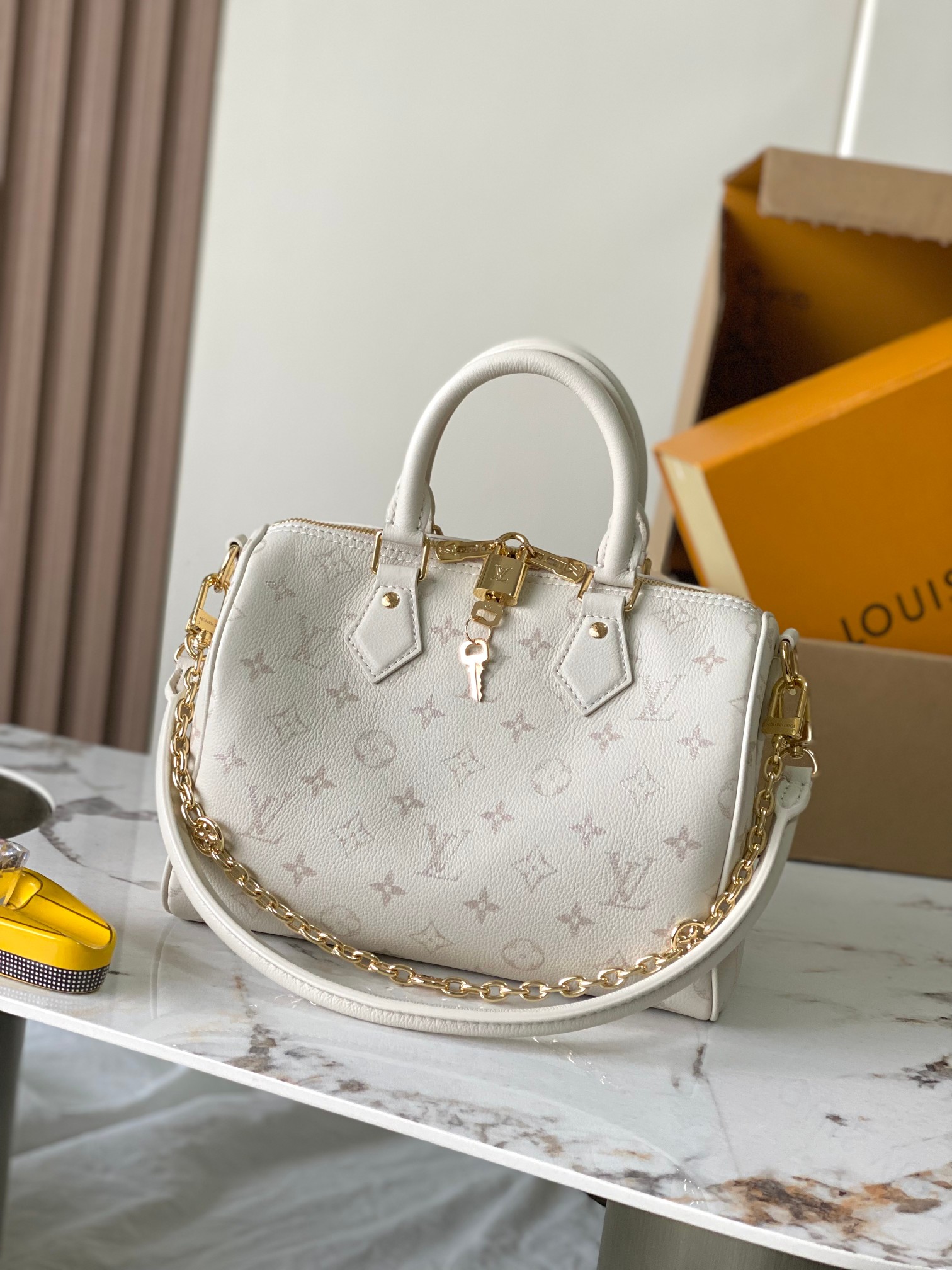 Louis Vuitton M26690 Speedy Bandouliere 25 White