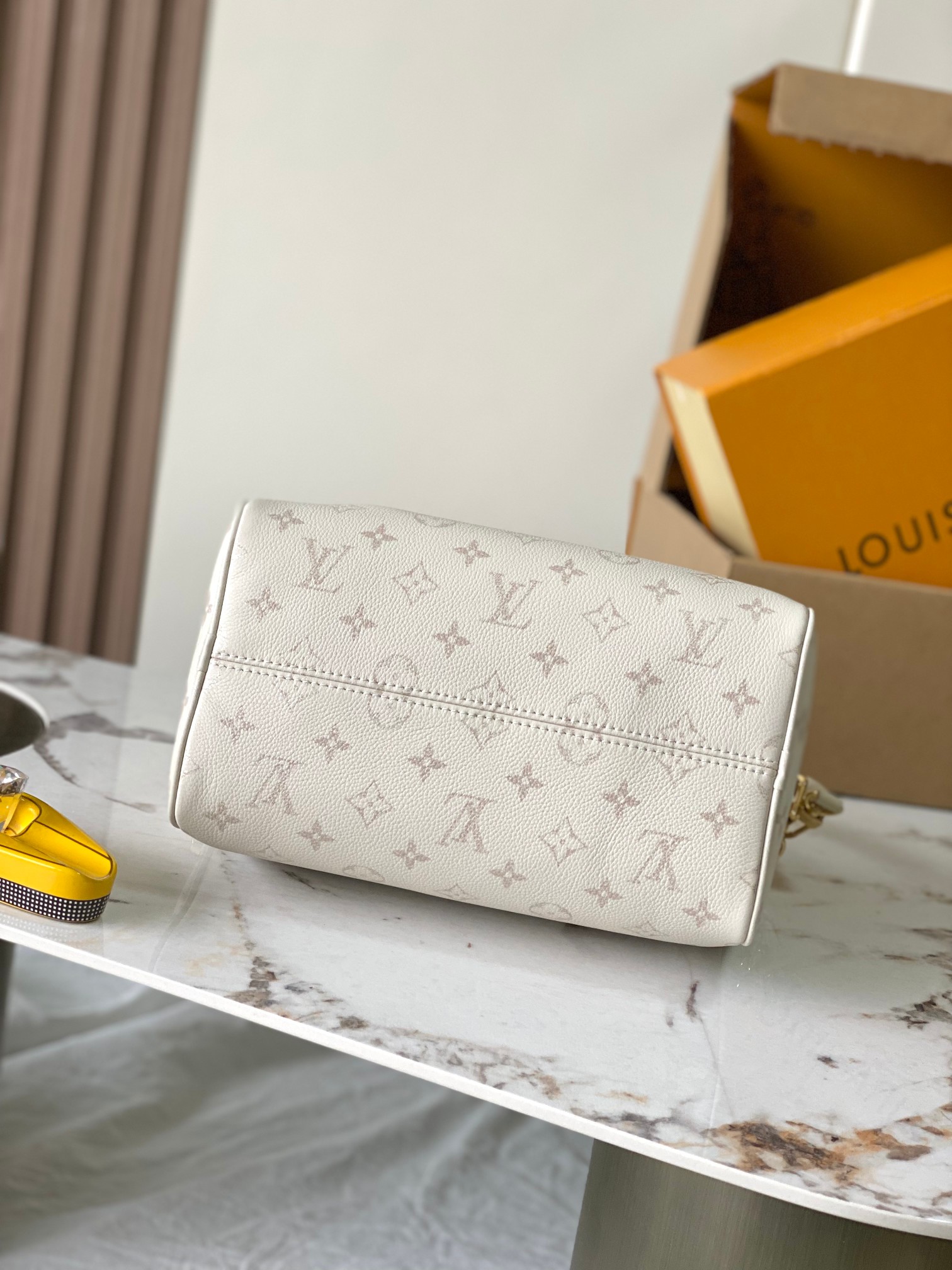Louis Vuitton M26690 Speedy Bandouliere 25 White
