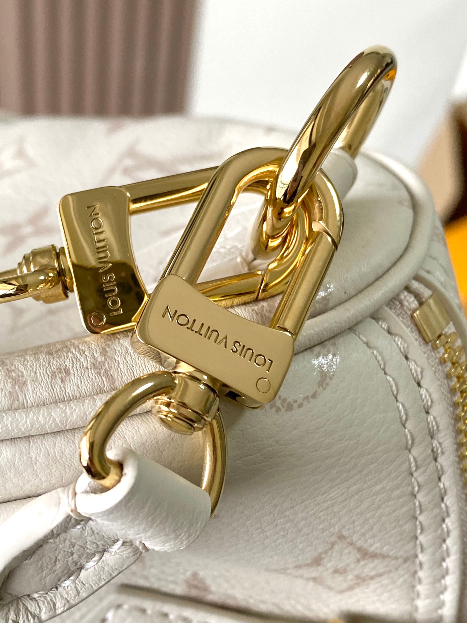 Louis Vuitton M26690 Speedy Bandouliere 25 White