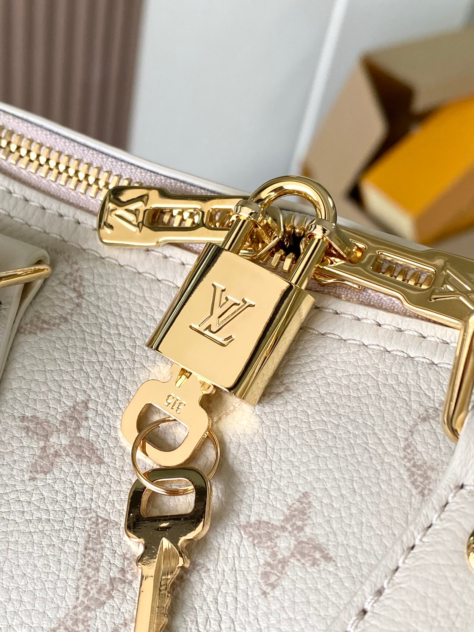 Louis Vuitton M26690 Speedy Bandouliere 25 White