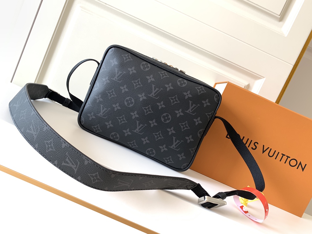 Louis Vuitton M30233 Outdoor Messenger Bag Cowhide Leather and Monogram Eclipse coated canvas