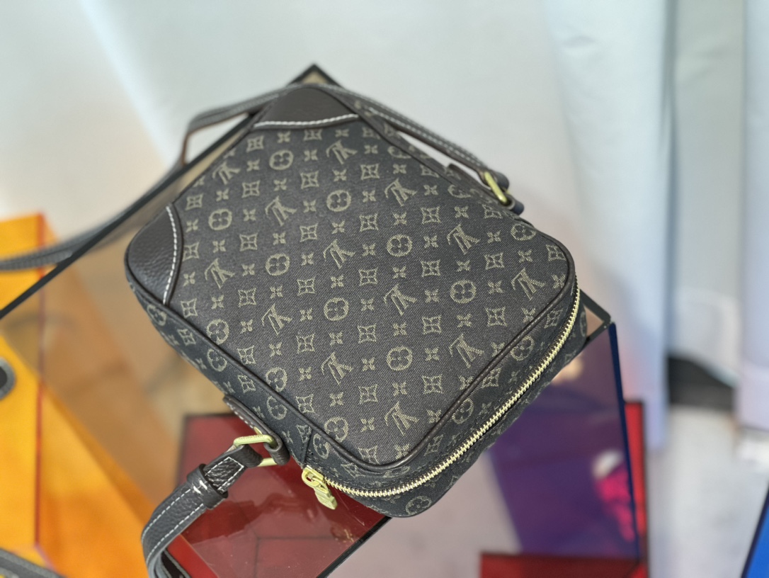 Louis Vuitton M45266 Men Shoulder Bag Gary