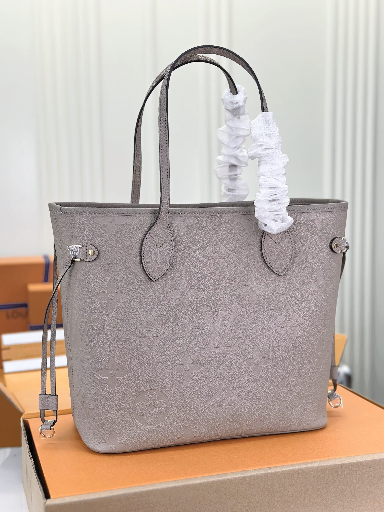 Louis Vuitton M45686 Neverfull MM Embossed Grained Cowhide Leather Gray