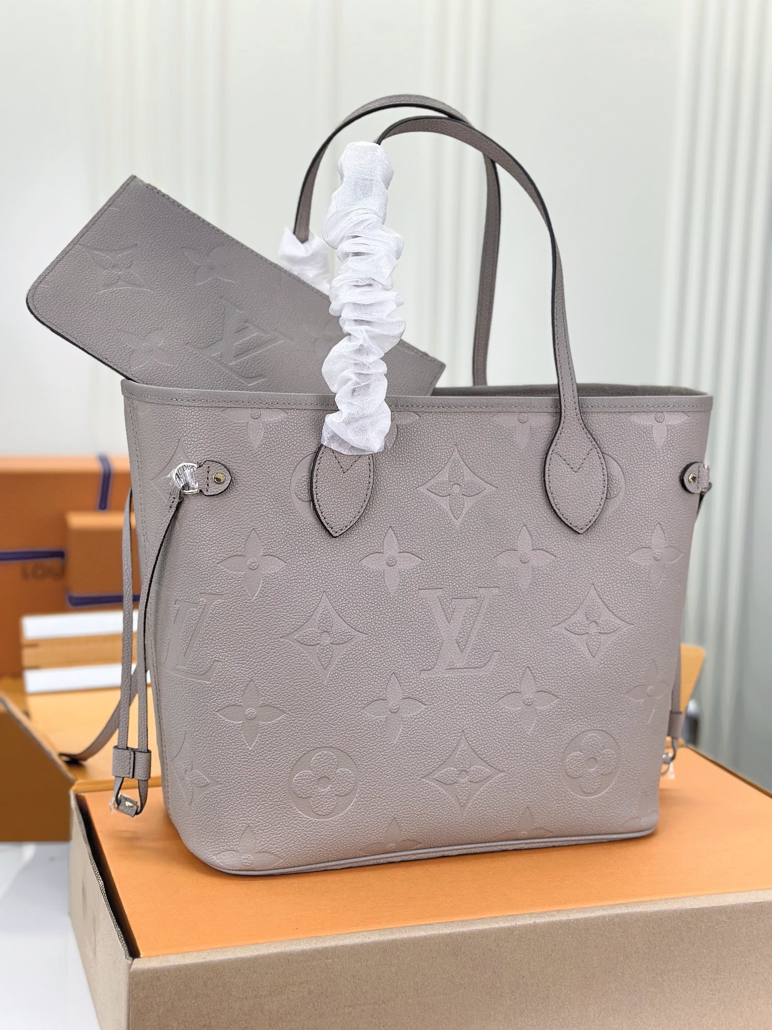 Louis Vuitton M45686 Neverfull MM Embossed Grained Cowhide Leather Gray