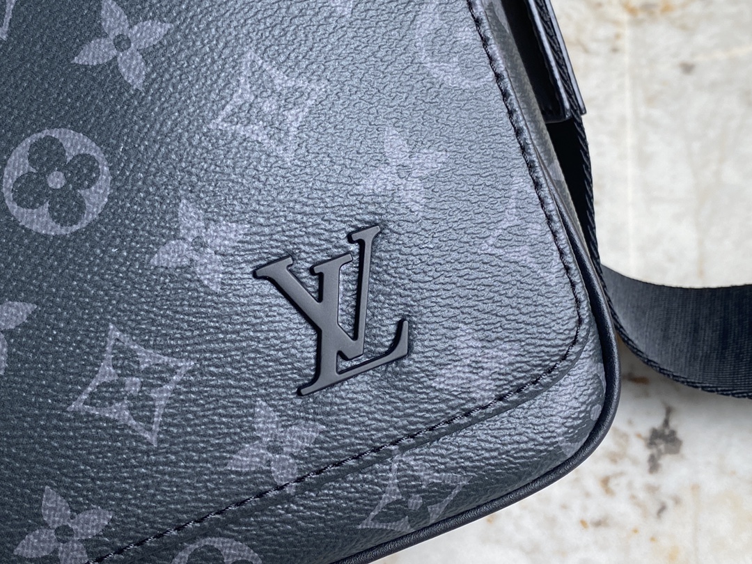 Louis Vuitton M46255 District PM Messenger Bag Monogram Medium