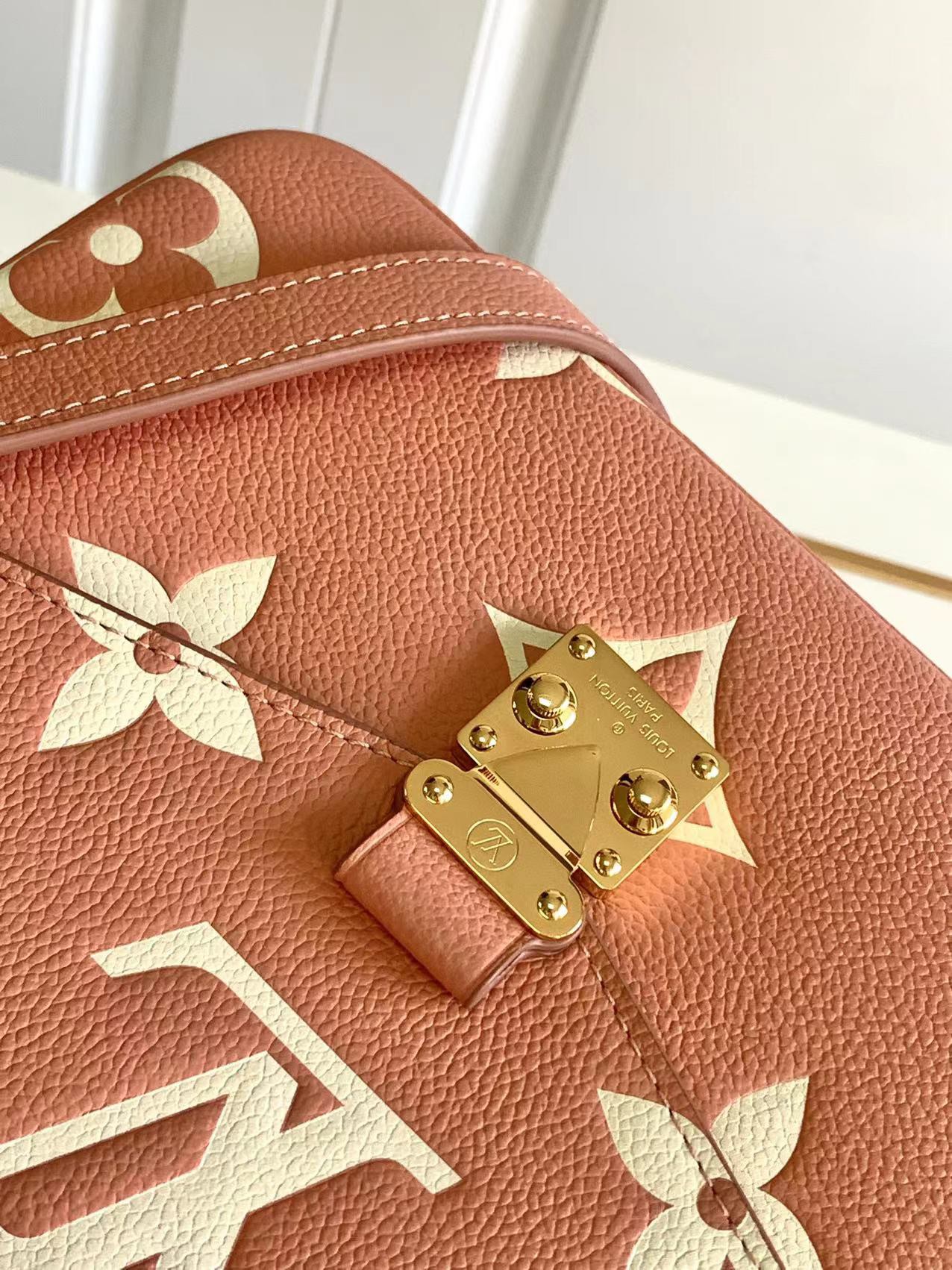 Louis Vuitton M46302 Pochette Metis Embossed Grained cowhide Leather Trianon Pink and Cream