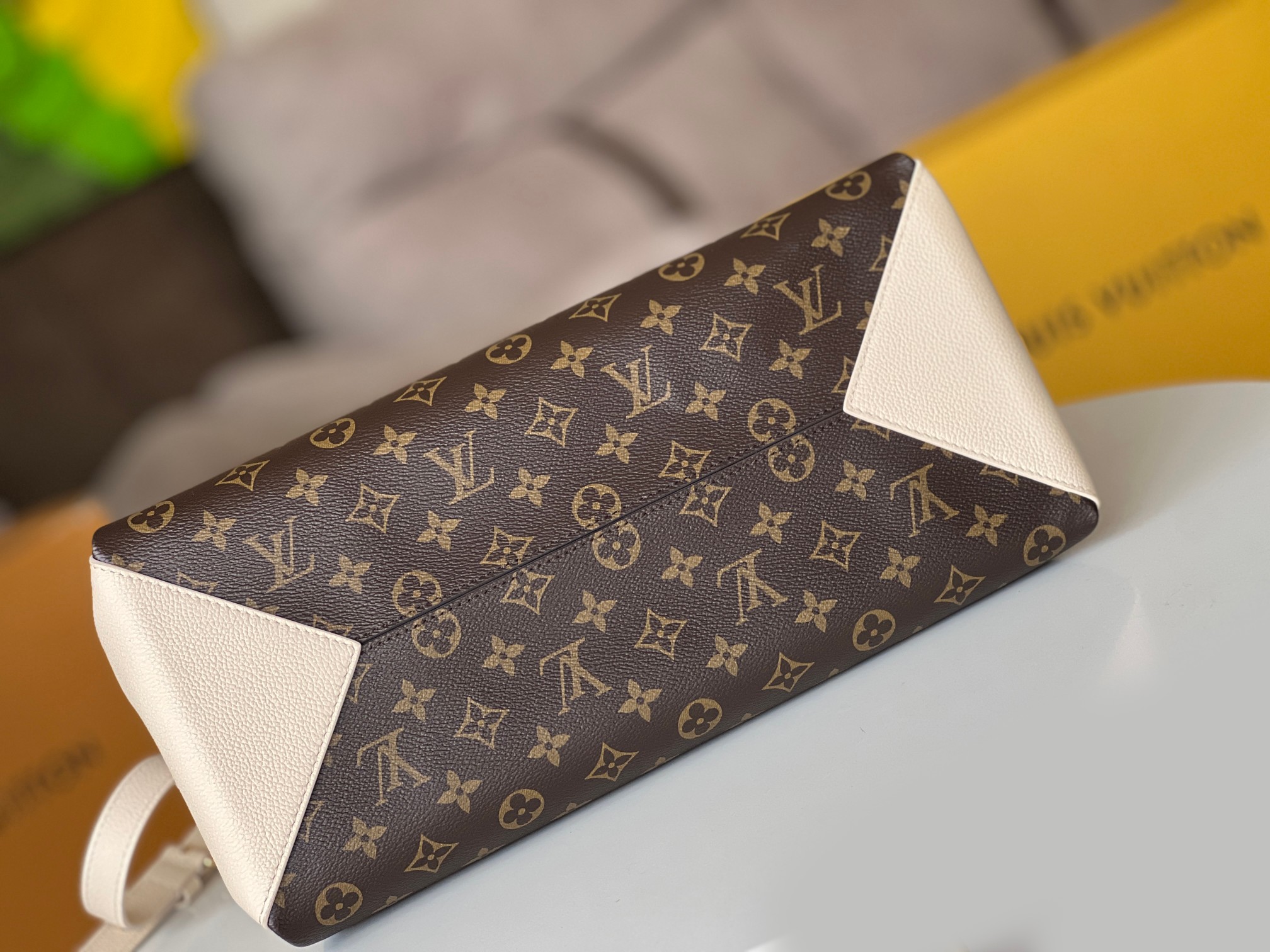 Louis Vuitton M46478 Opera MM Monogram Coated Canvas and Cowhide Leather Cream