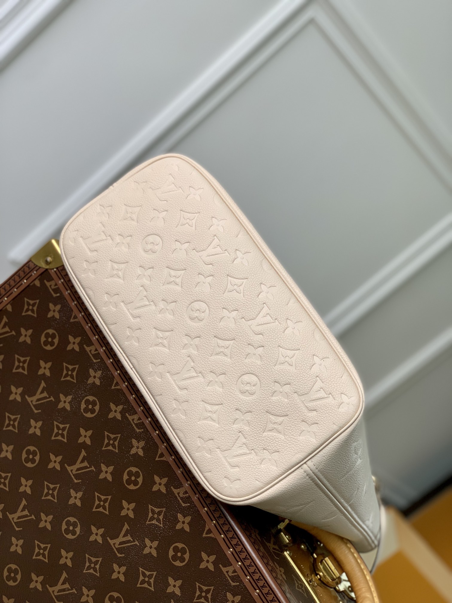 Louis Vuitton M46676 Neverfull MM Embossed Grained Cowhide Leather Cream