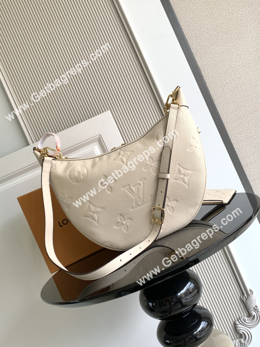 Louis Vuitton M46739 Loop Hobo Cream