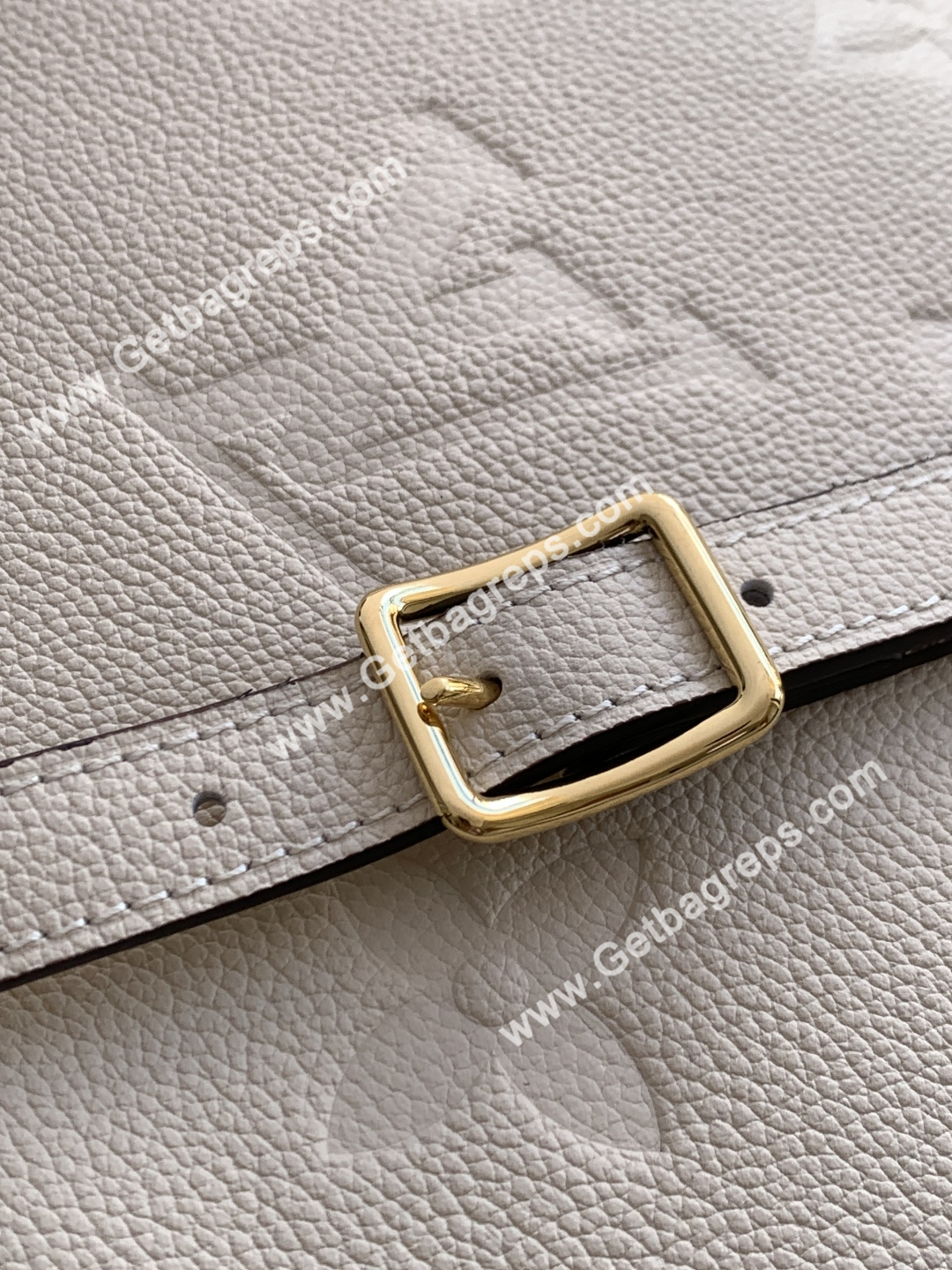 Louis Vuitton M46739 Loop Hobo Cream