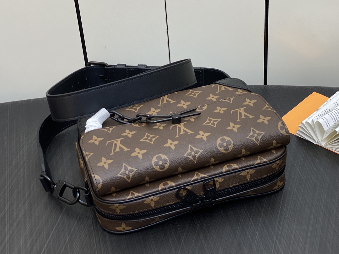 Louis Vuitton M46795 Steamer Messenger Brown