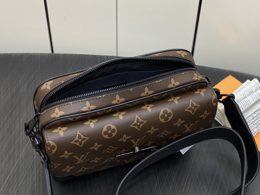 Louis Vuitton M46795 Steamer Messenger Brown