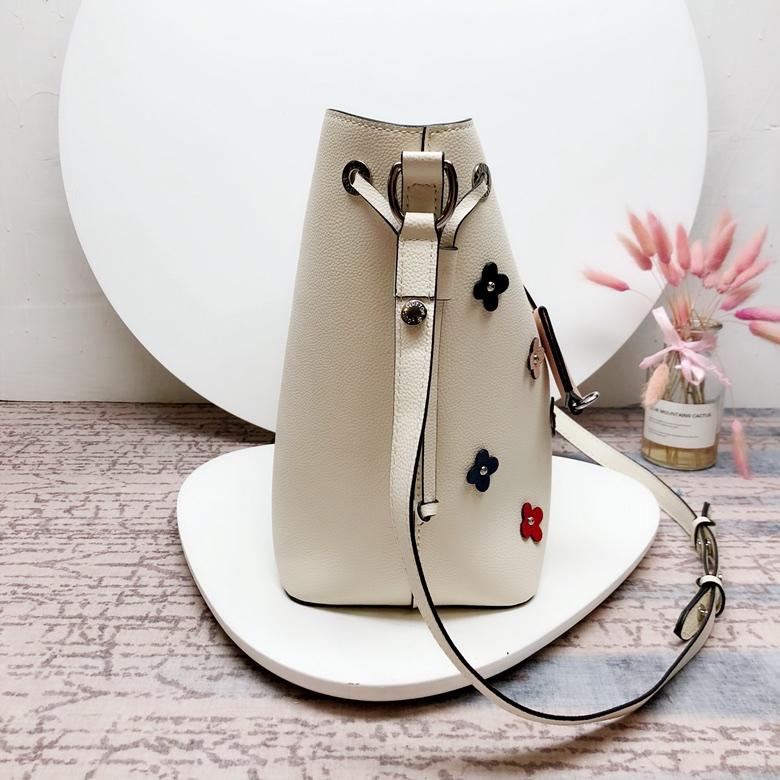 Louis Vuitton M53081 Lockme Bucket Soft Calfskin White