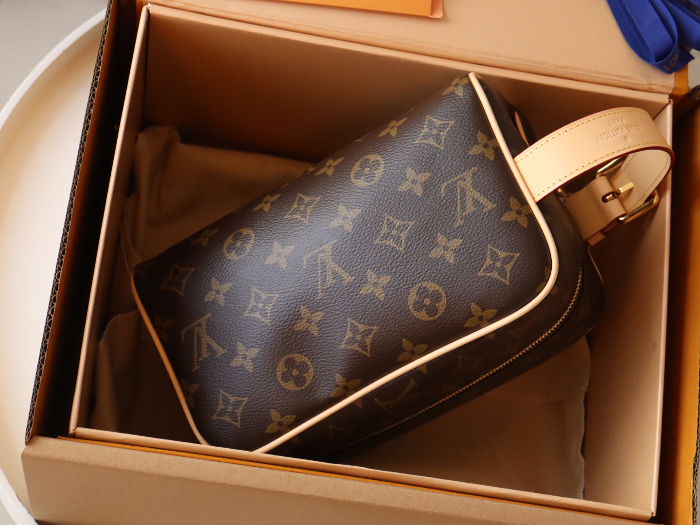 Louis Vuitton M83112 Locker Dopp Kit Monogram coated canvas